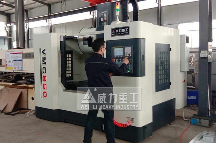 數(shù)控立式加工中心裝貨
