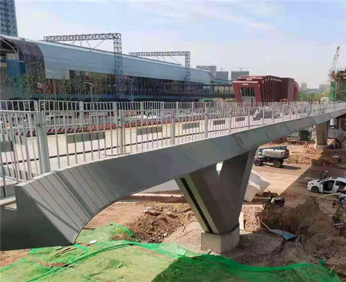 中国水利水电第三工程局 基层动态 中轴公园项目人行天桥钢箱梁吊装完成